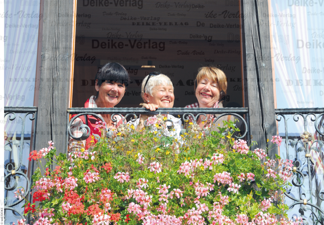 Frauen am Balkongeländer